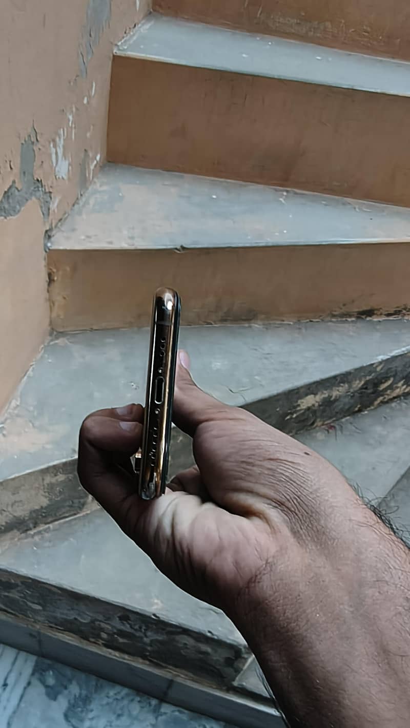 Apple iPhone XS 3