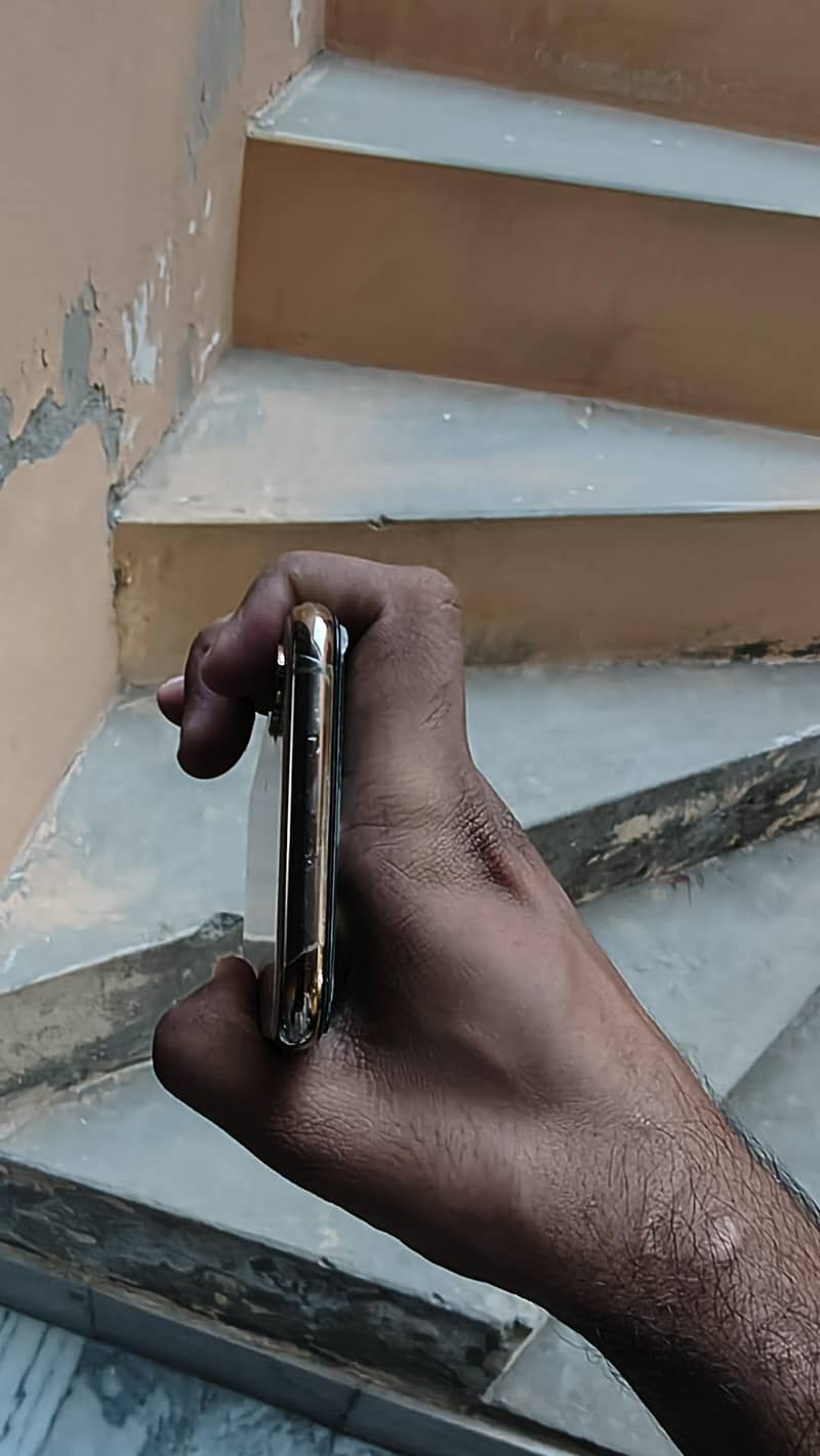 Apple iPhone XS 4