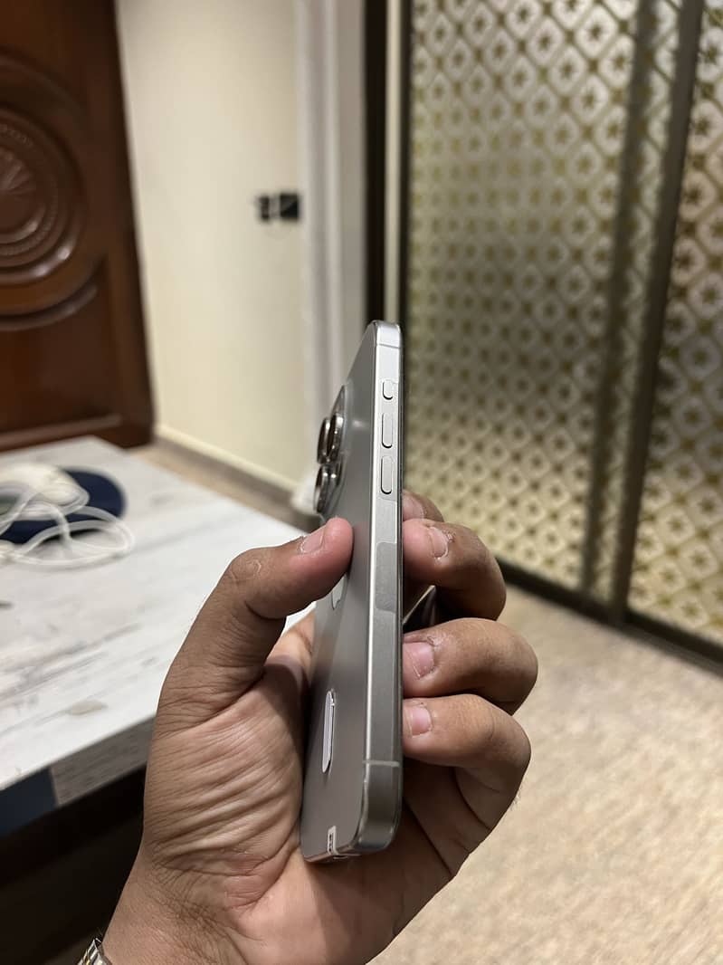 Apple iPhone 15 Pro 4