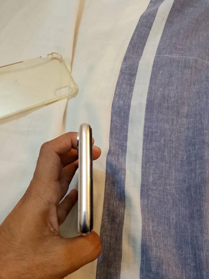 Apple iPhone X 4
