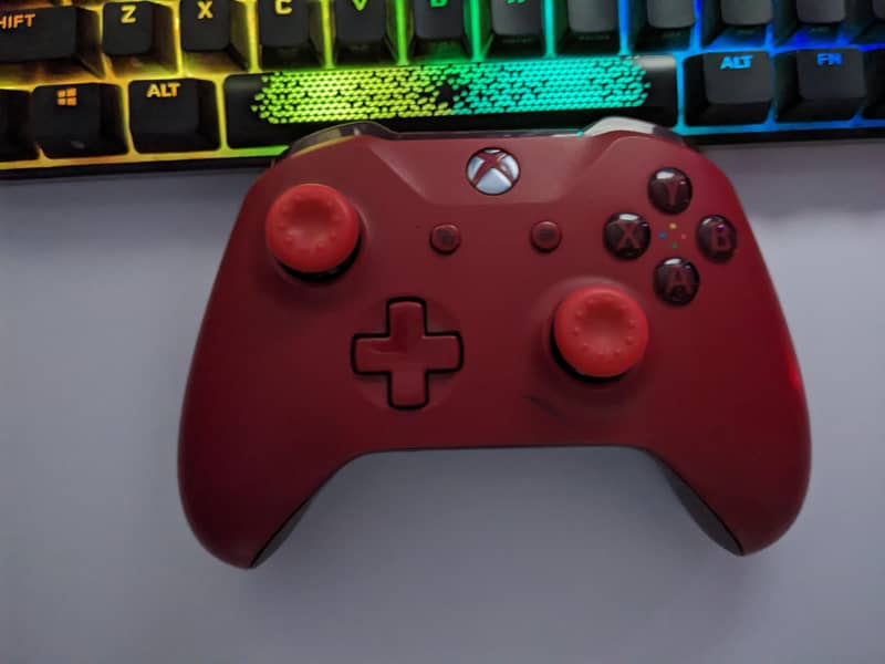 Xbox One (Red) 1