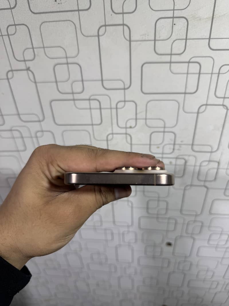 Apple iPhone 16 Pro Max 2