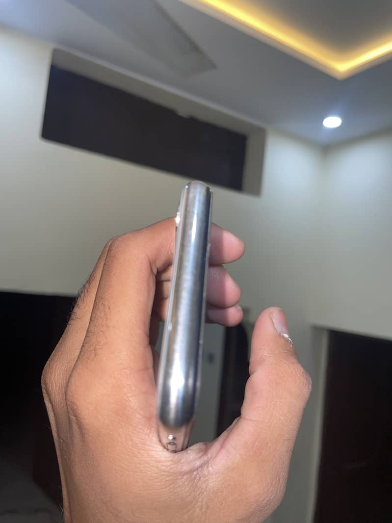 Apple iPhone X 4