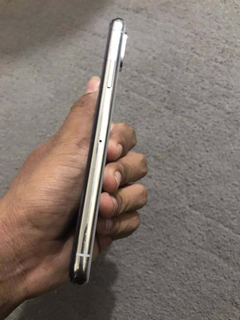 Apple iPhone XS 1