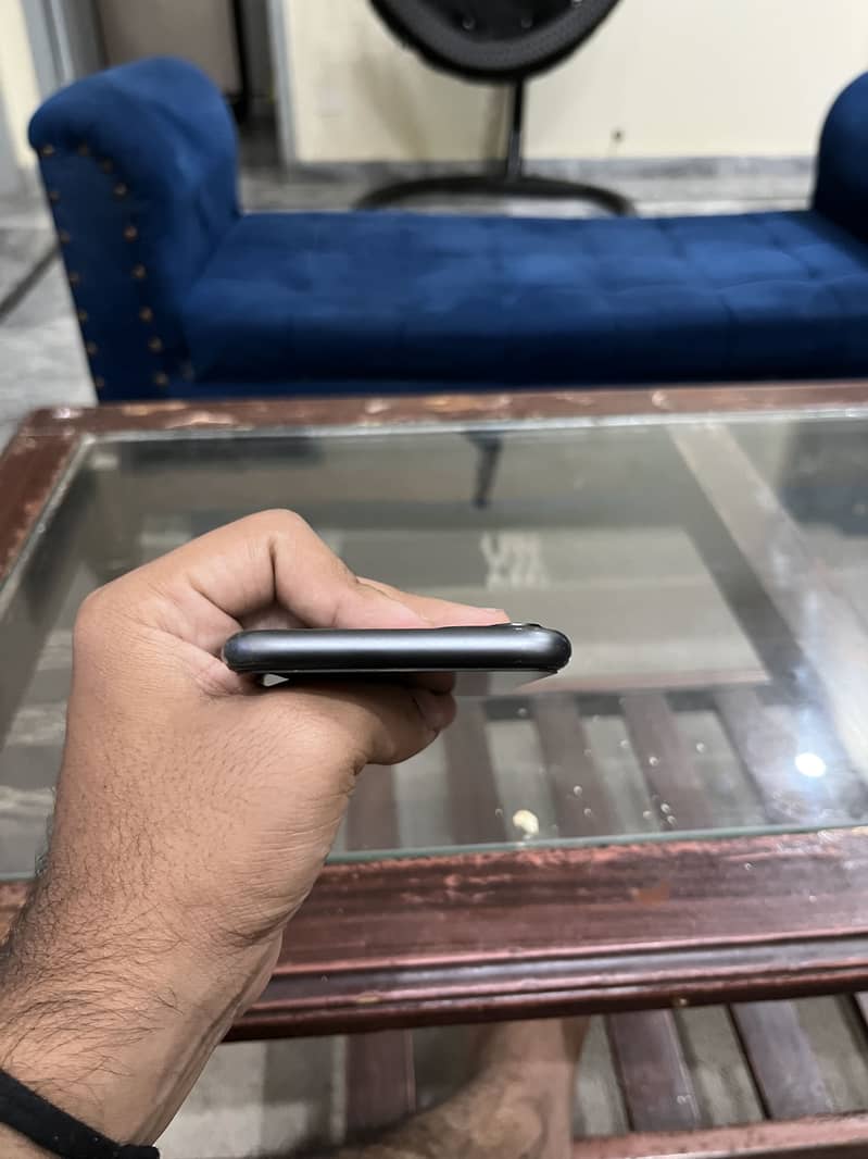 Apple iPhone 11 4