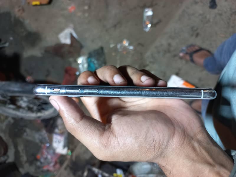 Apple iPhone X 4
