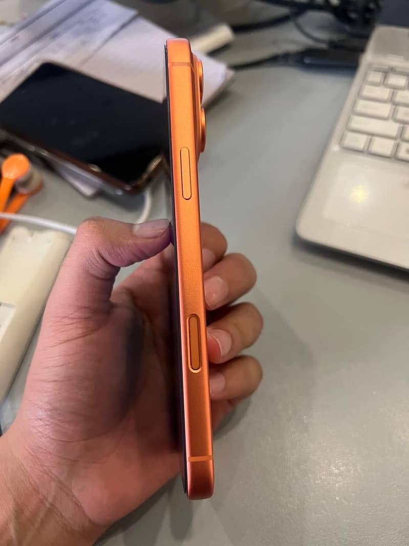 Apple Iphone 17 pro max 4