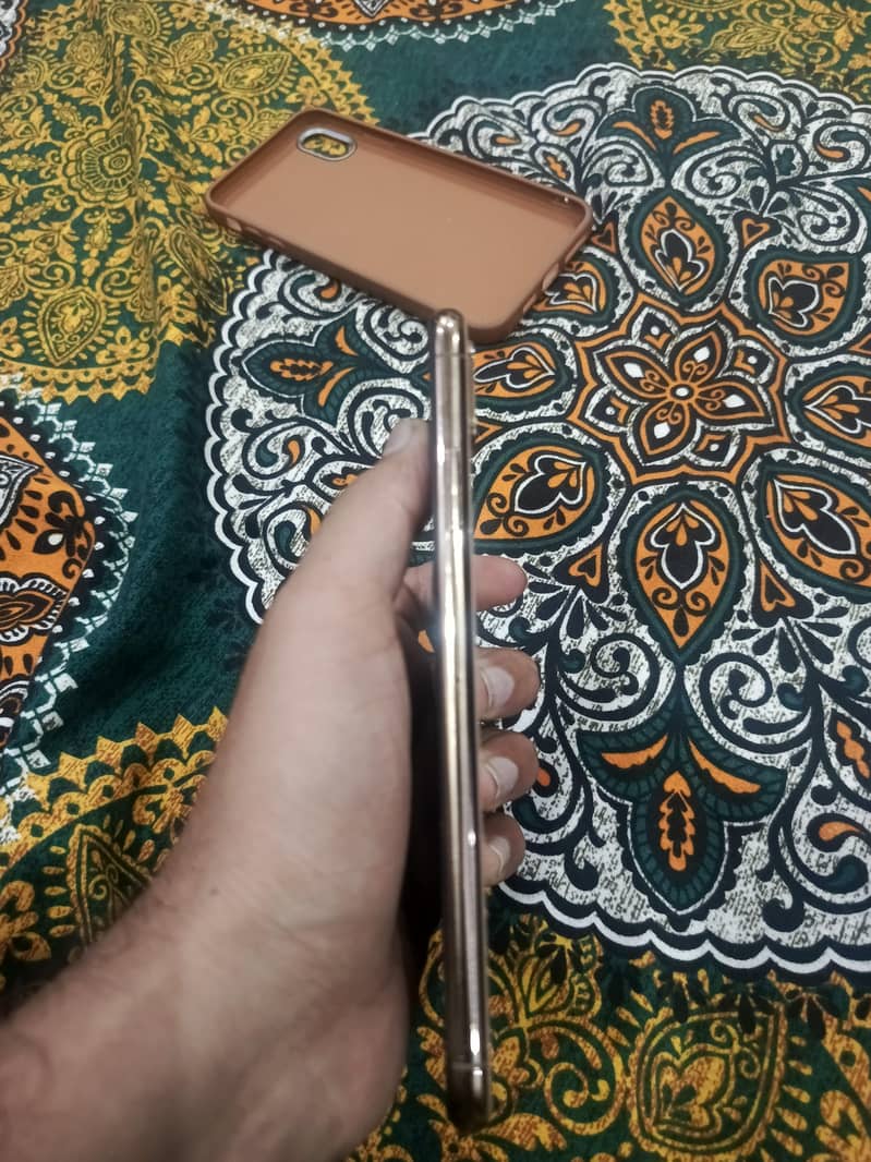 Apple iPhone XS Max 4