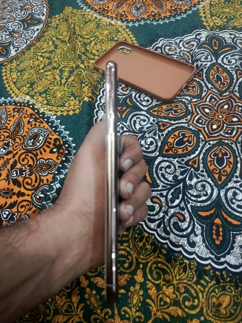 Apple iPhone XS Max 5