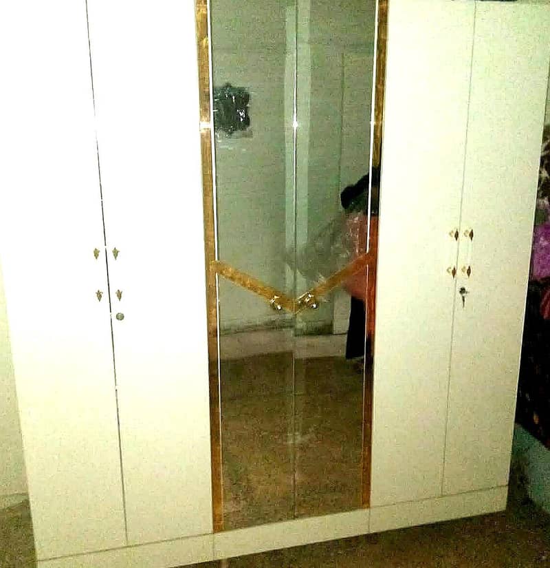 Bed,sideTable,almari,diviter,dressing 1