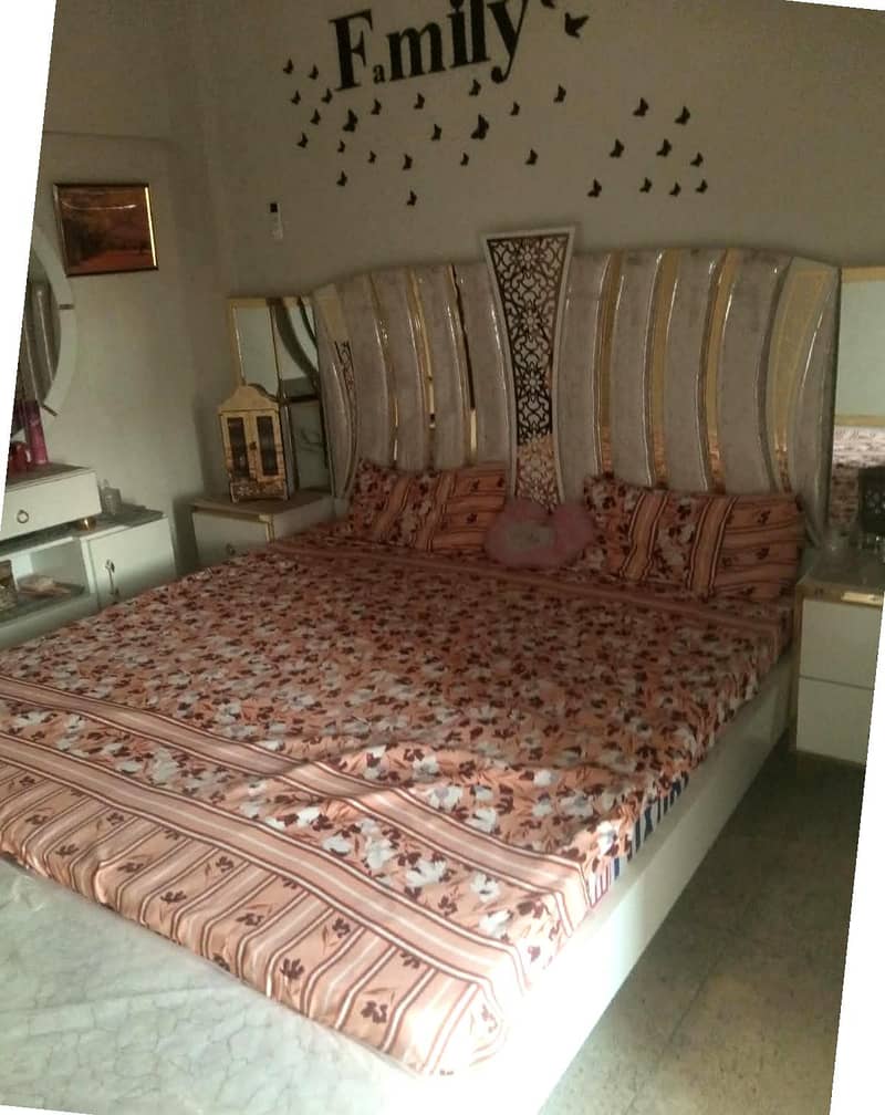 Bed,sideTable,almari,diviter,dressing 2