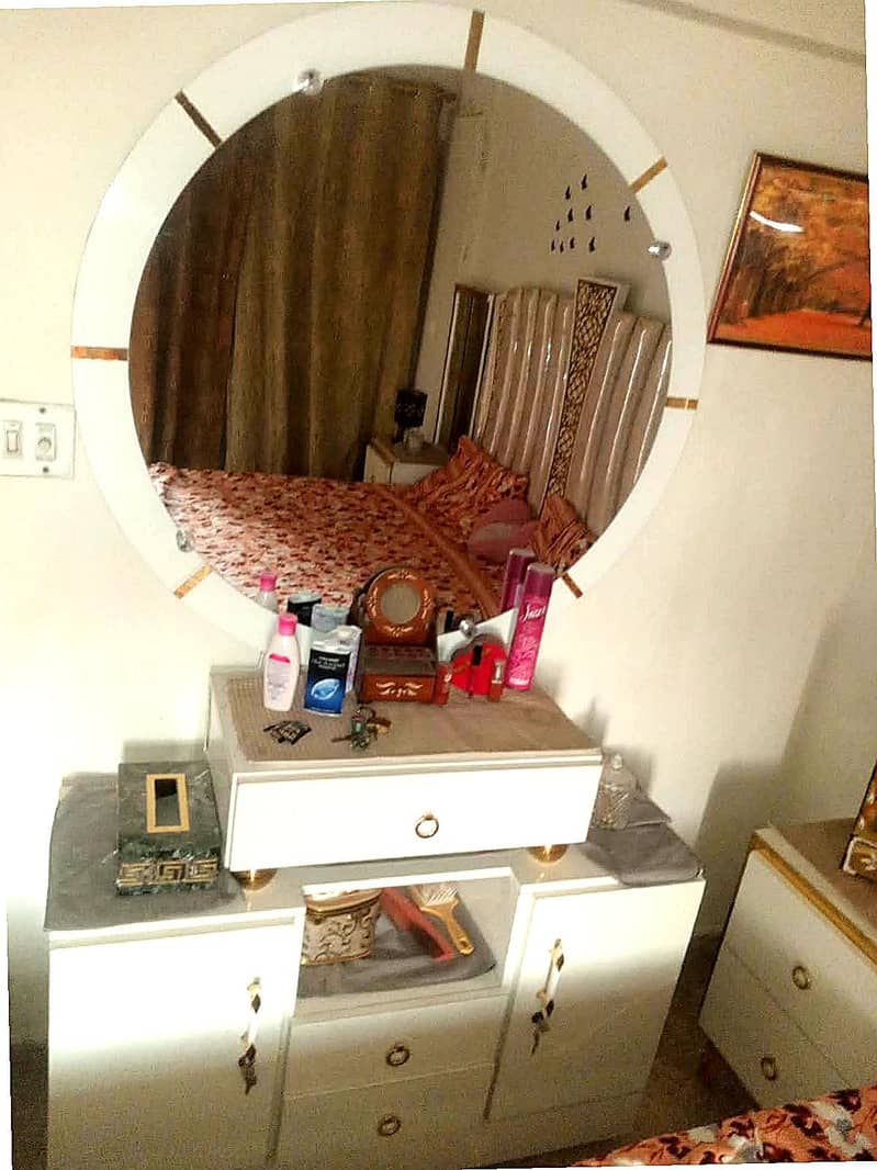 Bed,sideTable,almari,diviter,dressing 3