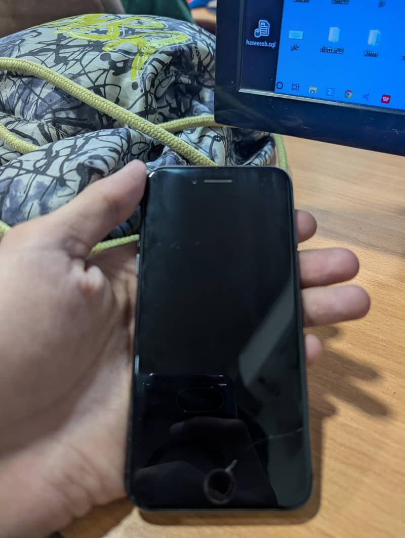 Apple iPhone 8 1