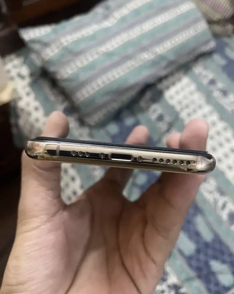 Apple iPhone XS 4