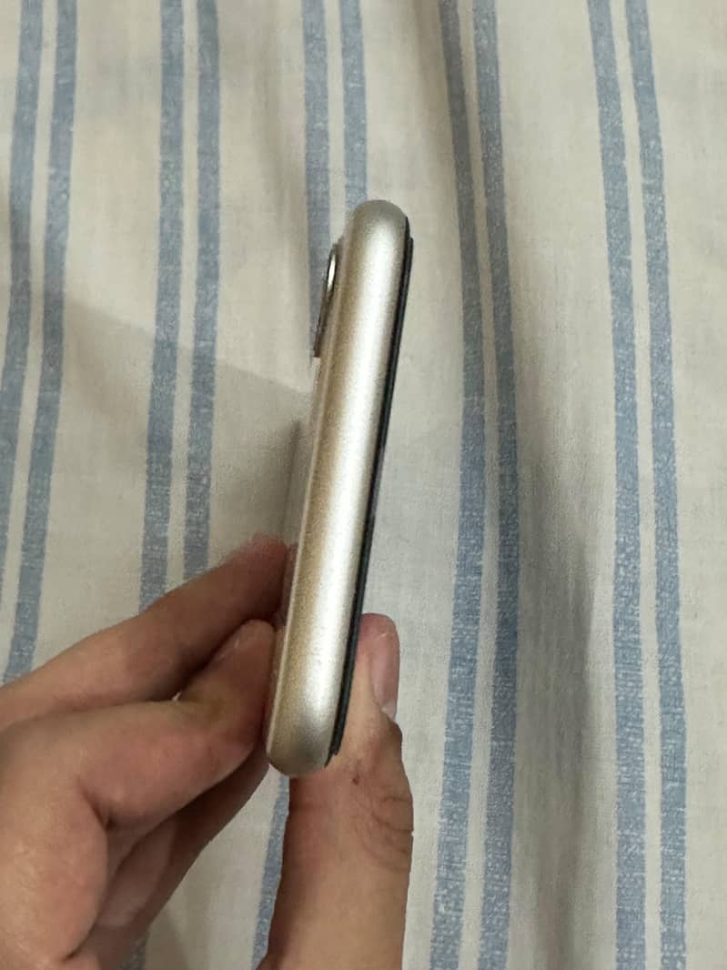 Apple iPhone 11 4