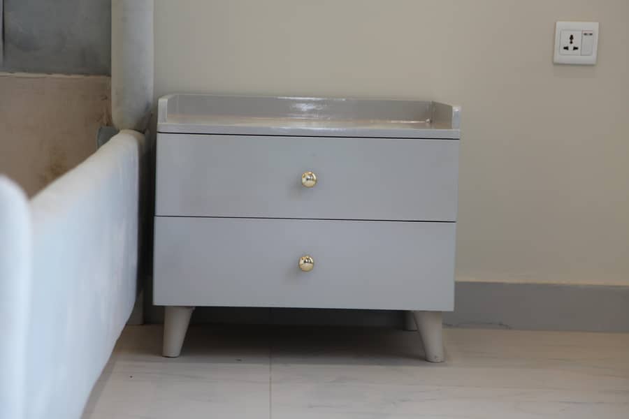 Solid wooden structure bed along with side and dressing table 1