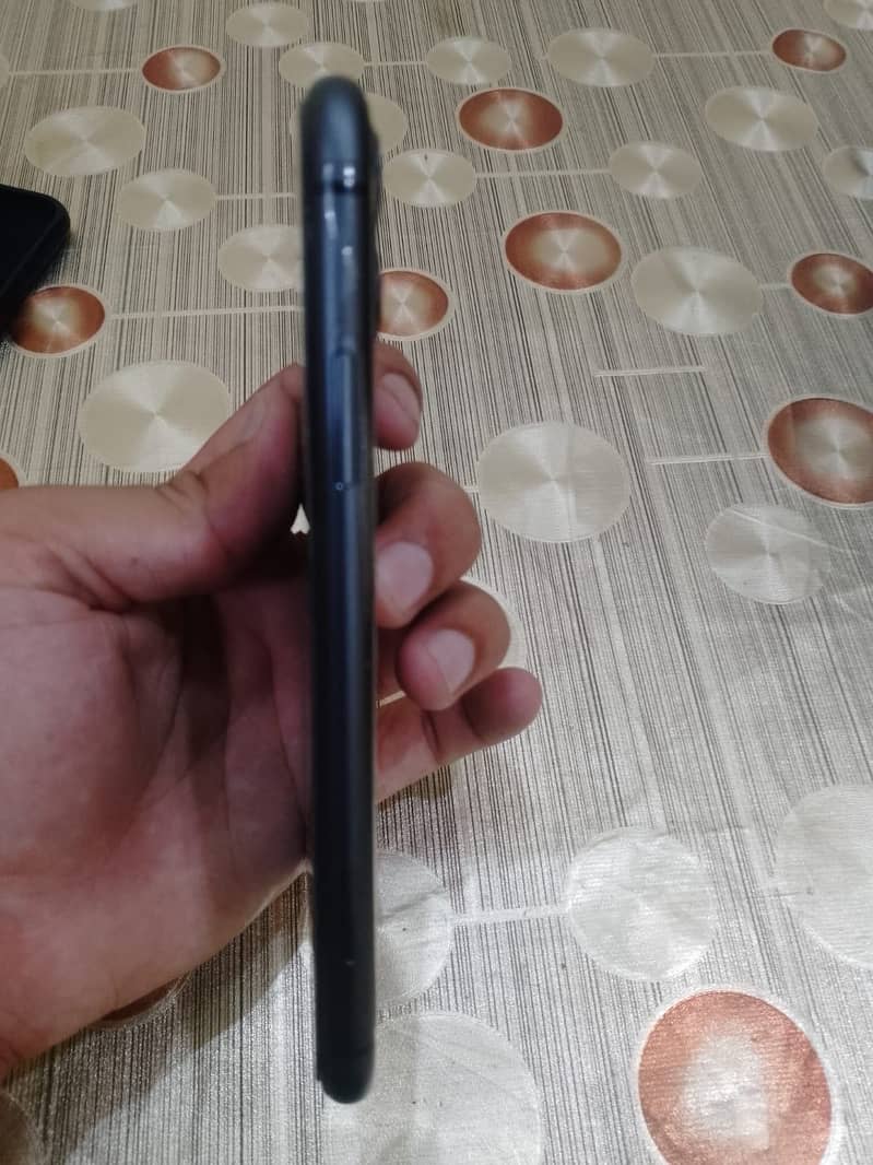 Apple iPhone 11 4