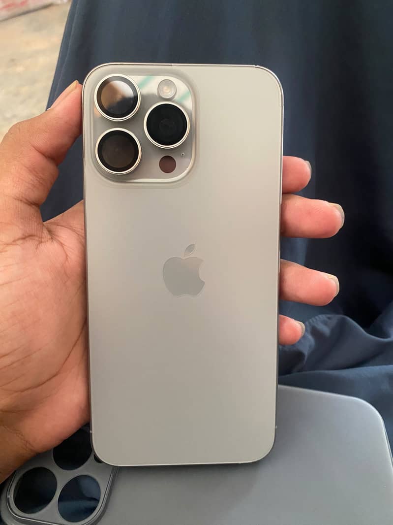 Apple iPhone 15 Pro Max 3