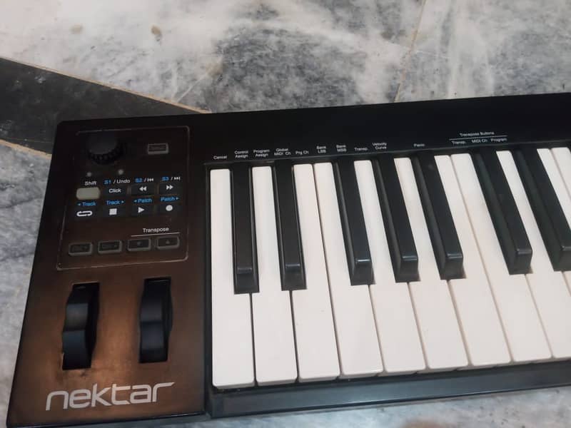 NEKTAR GX 49 Midi Controller 1