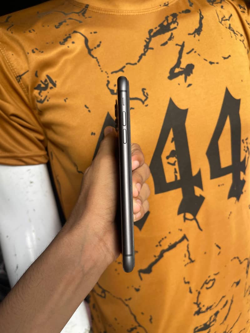 Apple iPhone 11 4