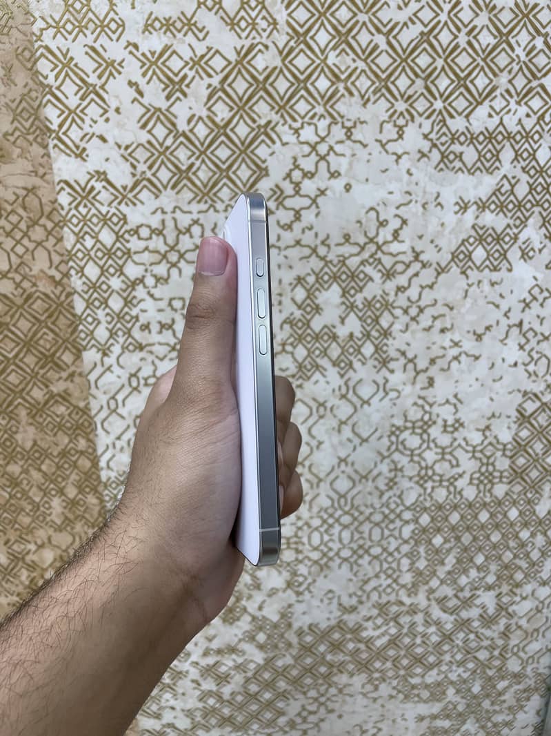 Apple iPhone 16 Pro 3