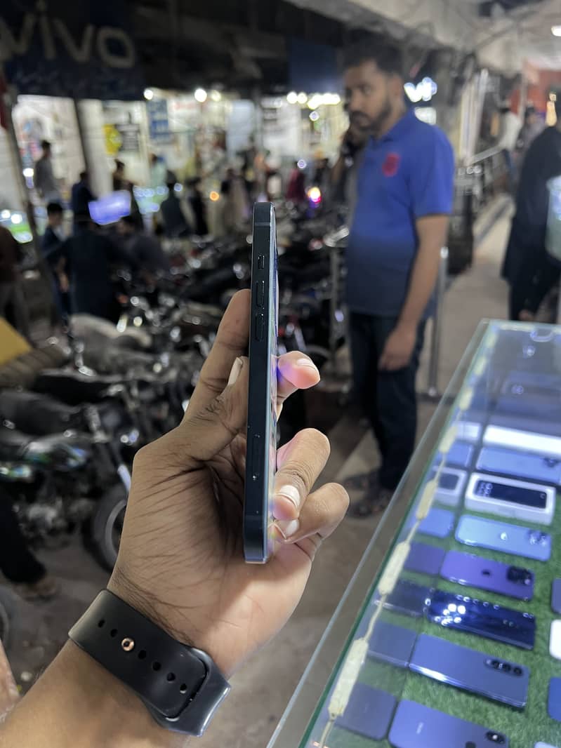 Apple iPhone 13 3