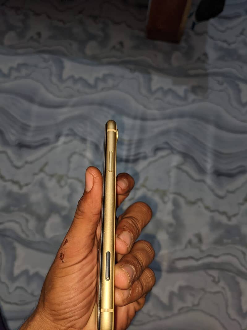 Apple iPhone XR 7