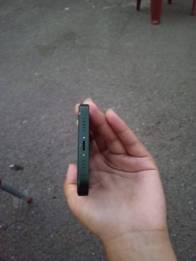 Apple iPhone 13 4