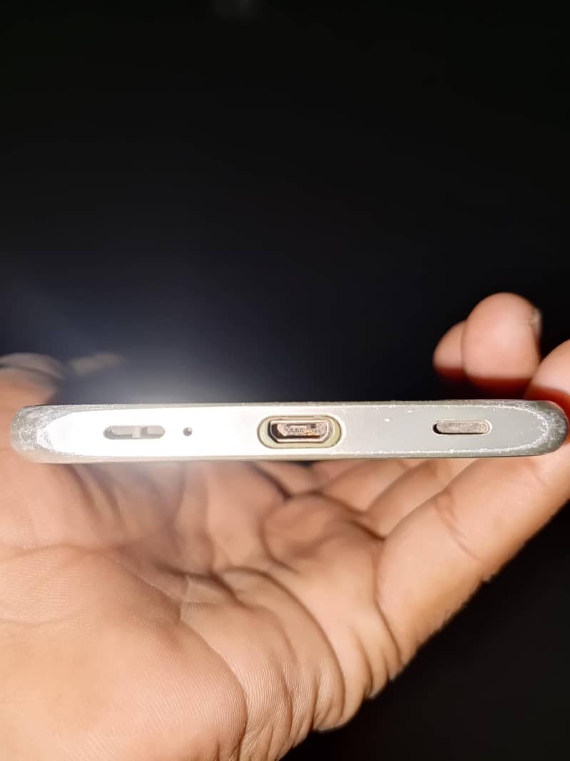 Sharp Aquos Sense 0