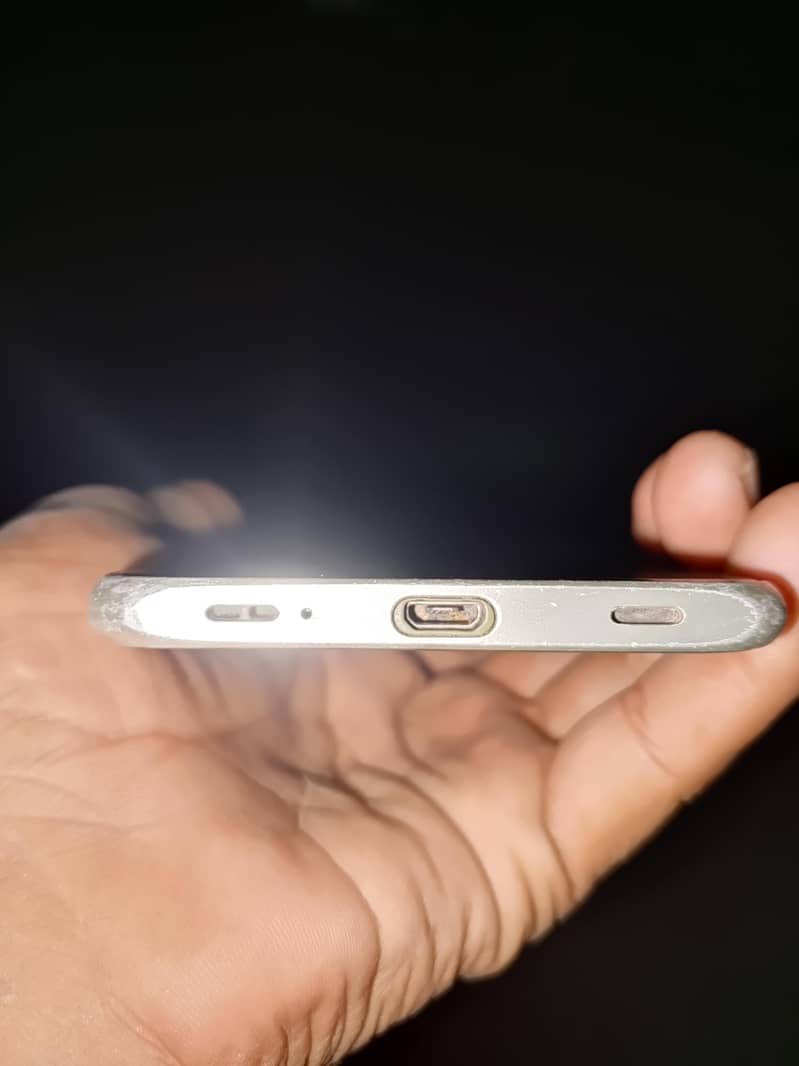 Sharp Aquos Sense 1