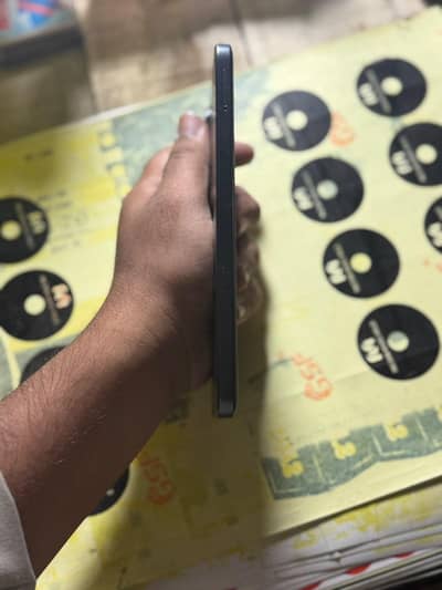 4 plus 4 gb ram 128 black cloure 4 din use Kiya ha bus koi masla nahi