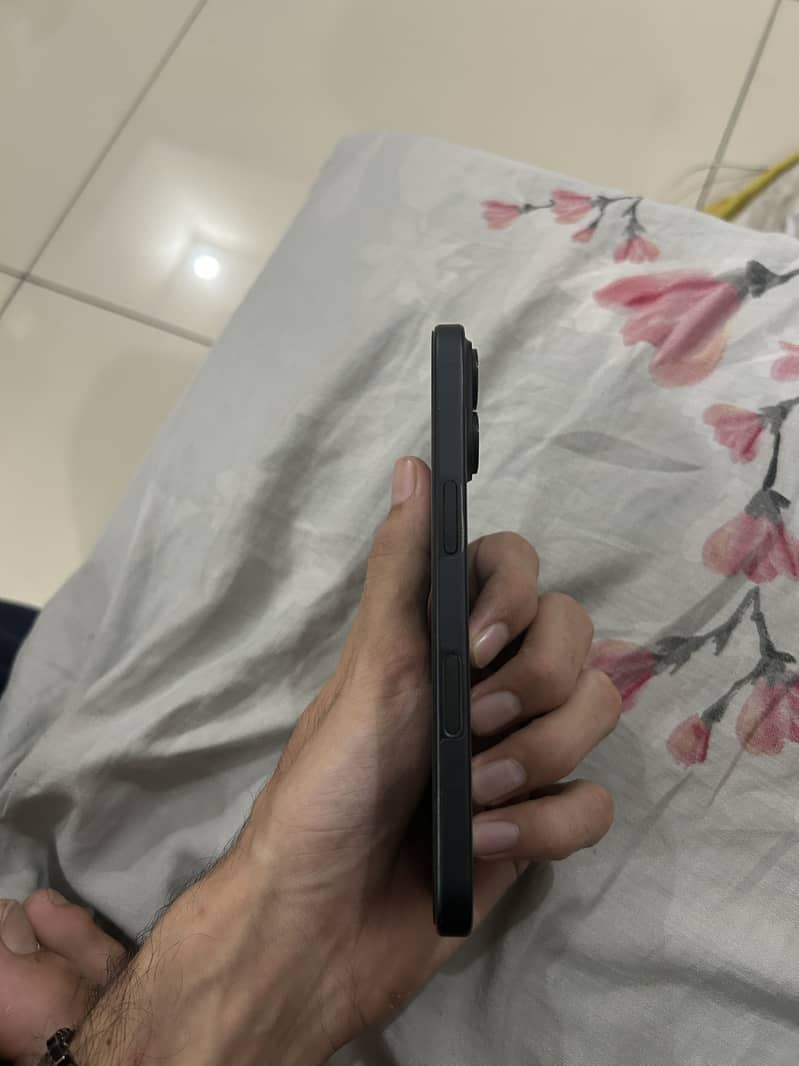 Apple iPhone 16 2
