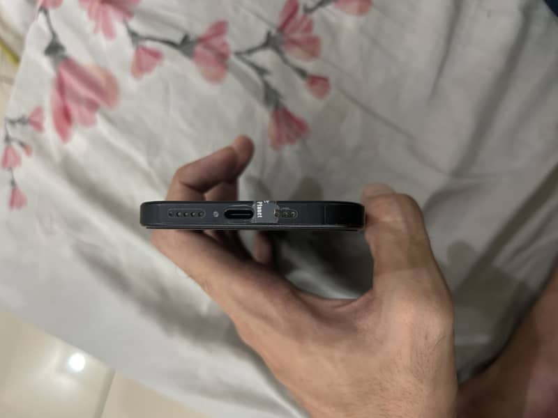 Apple iPhone 16 4