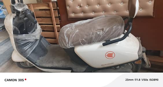 scooty for sale /new/70 kilometers/2 unit use only
