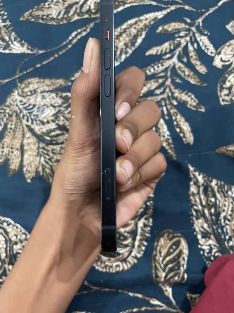 Apple iPhone 13 2