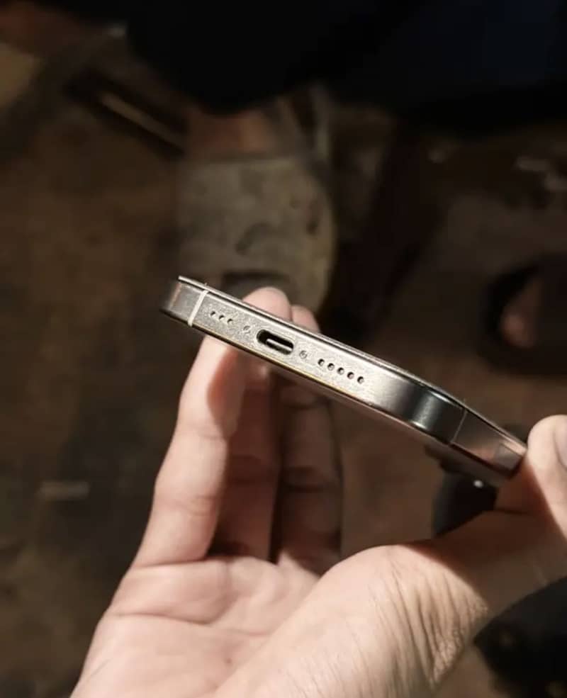 Apple iPhone 15 Pro 4