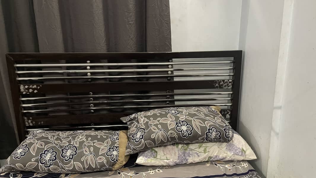 Queen iron bed 0