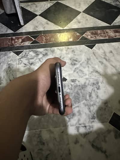 Iphone 11 jv battery health 91% black color light scratches