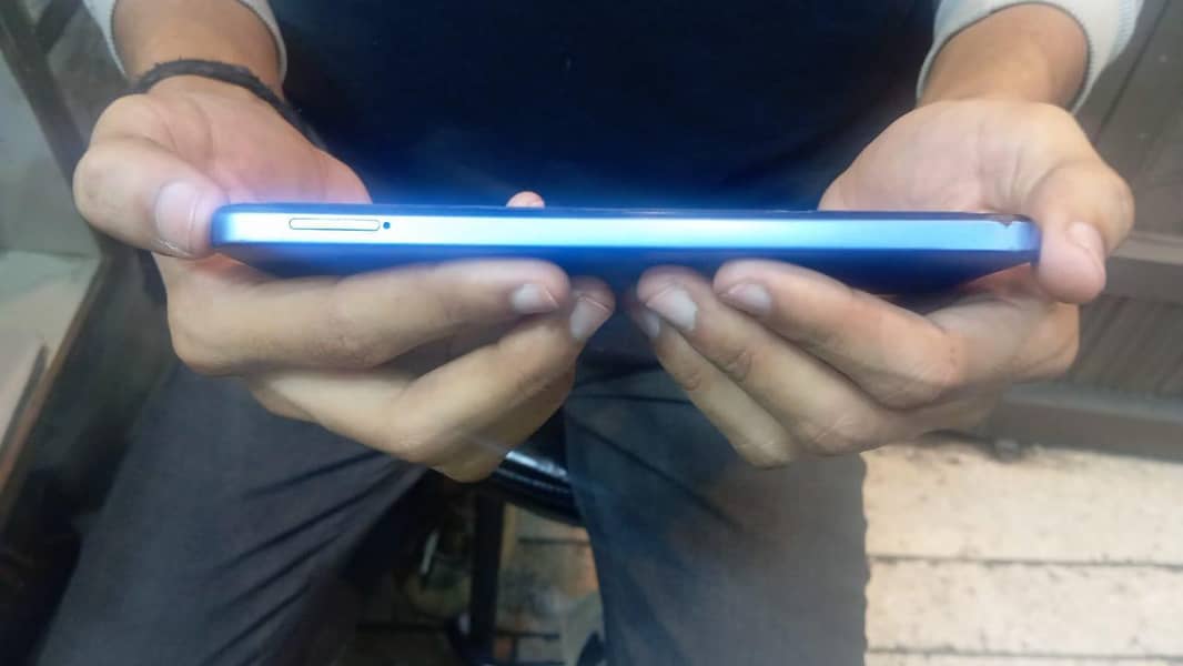 infinix hot 60i 6/128 with box and charger Urgent Sale 5