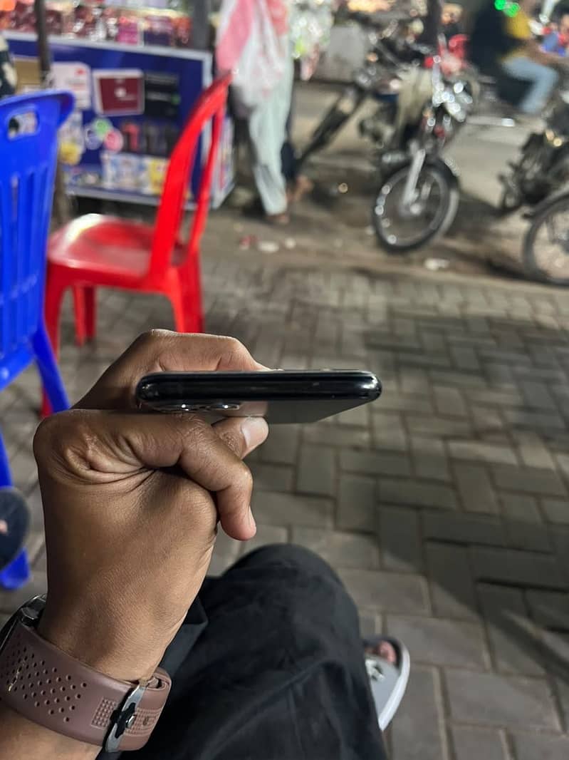 Apple iPhone 11 Pro Max 4