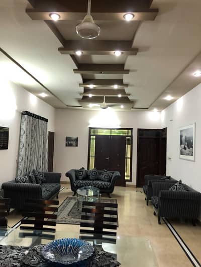 250 SQYD Corner House, Well Maintained
