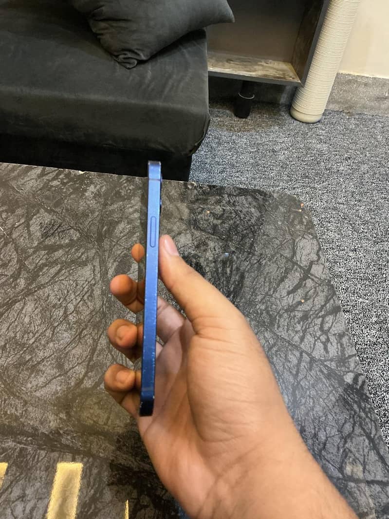 Apple iPhone 12 4