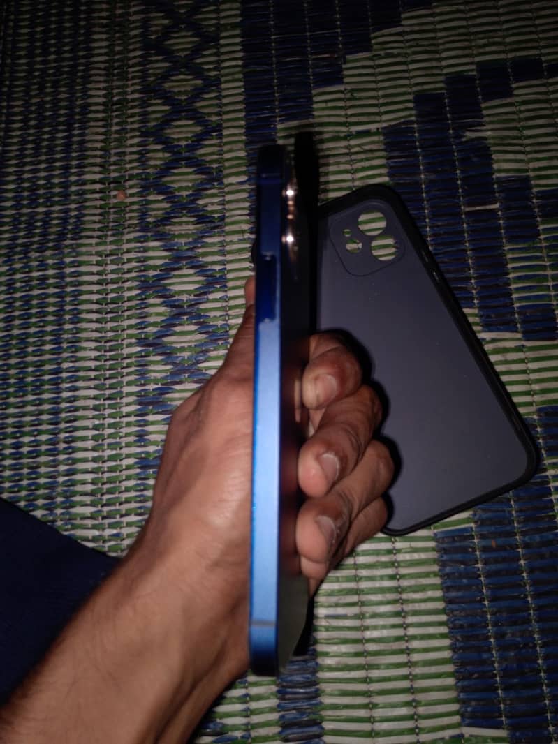 Apple iPhone 12 4