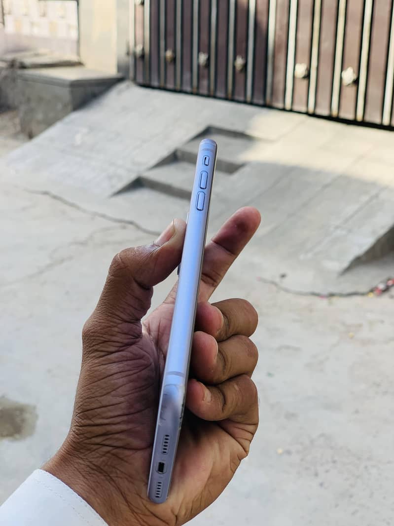 Apple iPhone 11 4