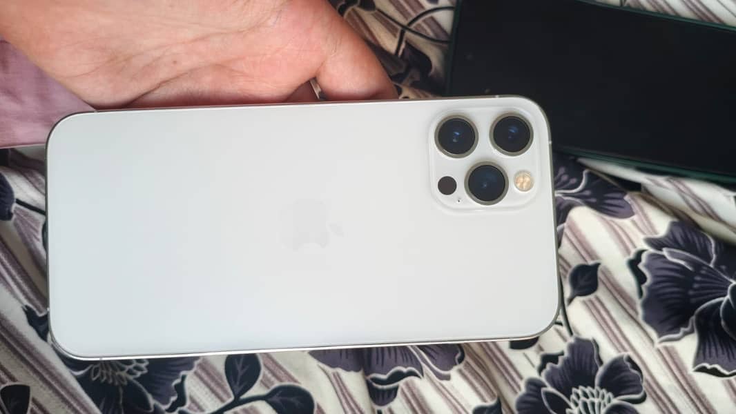 Iphone 12 pro max 4