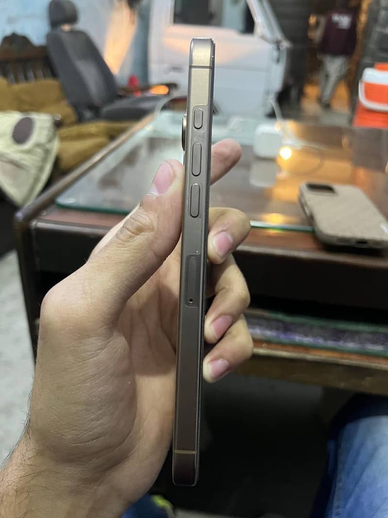Apple iPhone 16 Pro Max 2