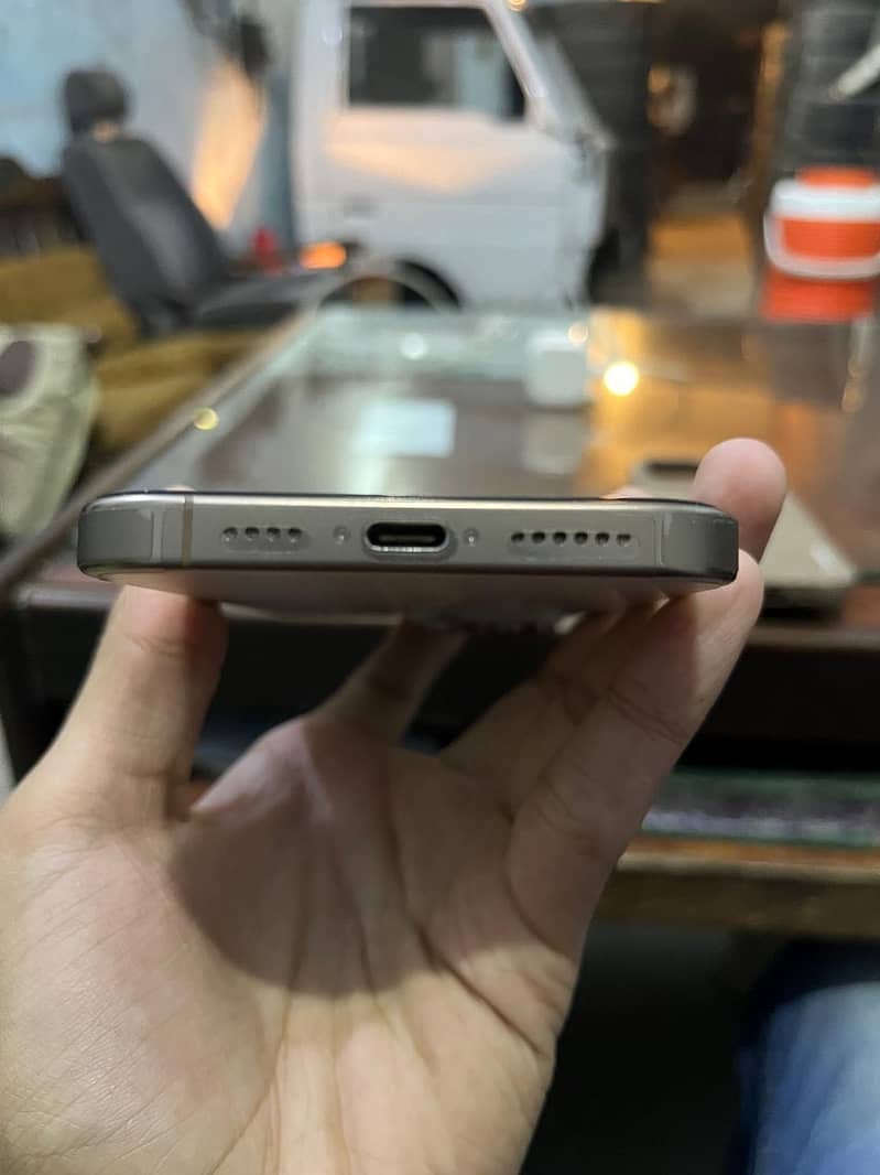 Apple iPhone 16 Pro Max 4