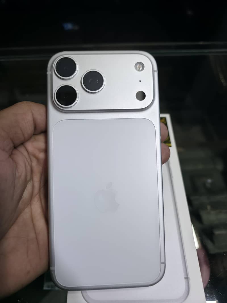 Apple iPhone 17 Pro Max 3