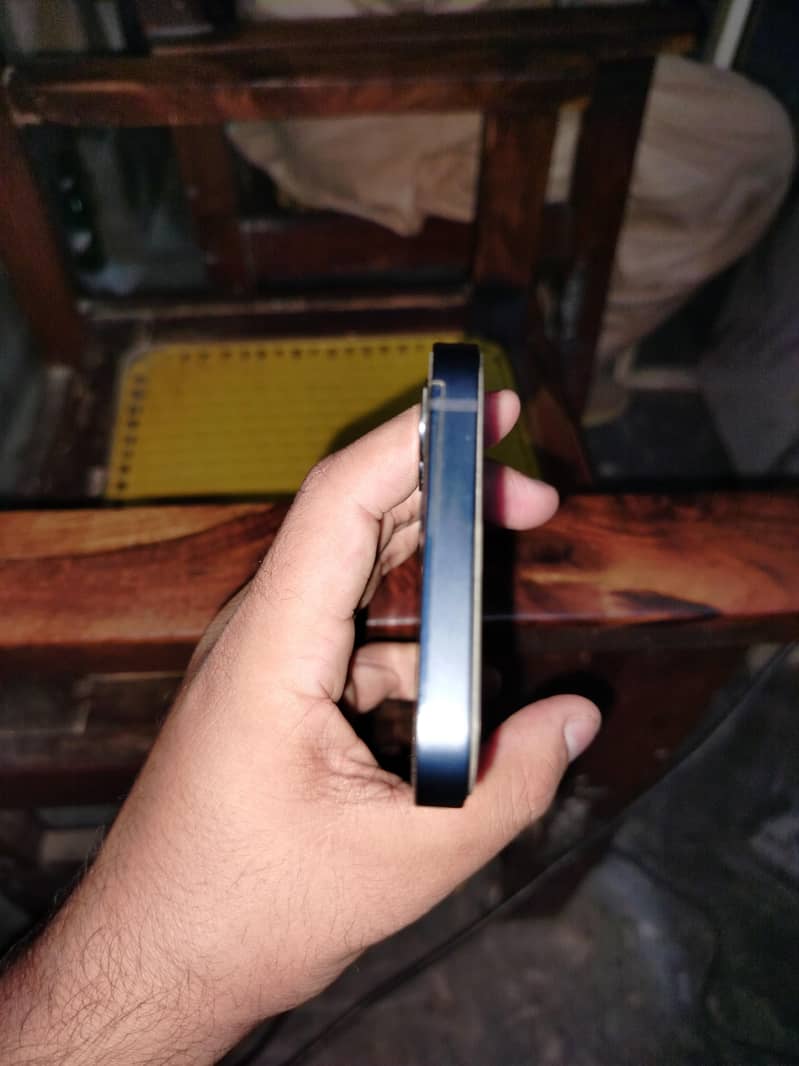 Apple iPhone 12 4