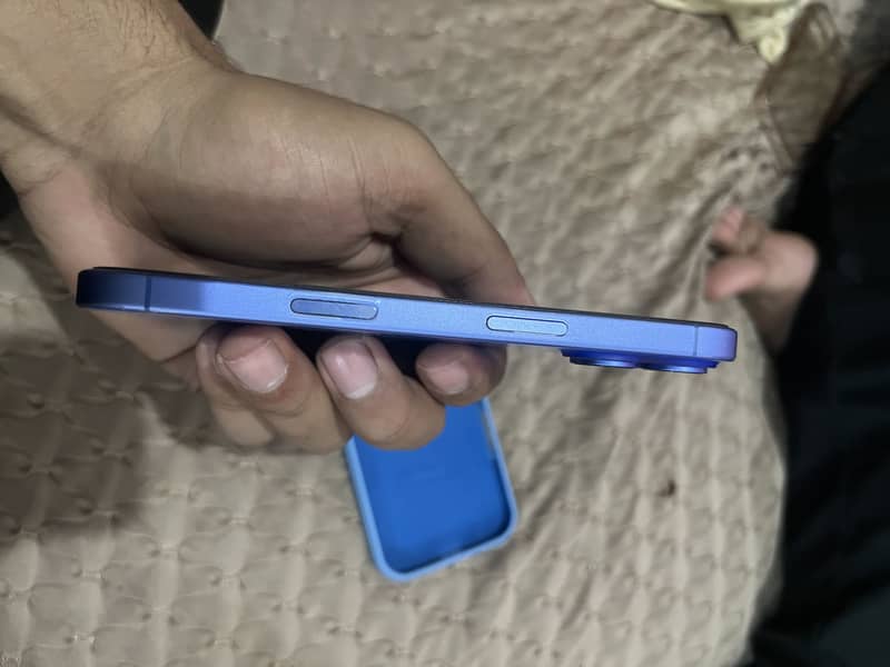 Apple iPhone 16 2